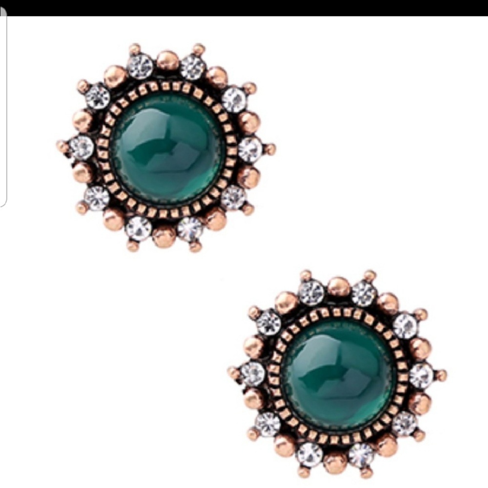 Green Stone Antique Gold Earrings - Picture 2 of 3